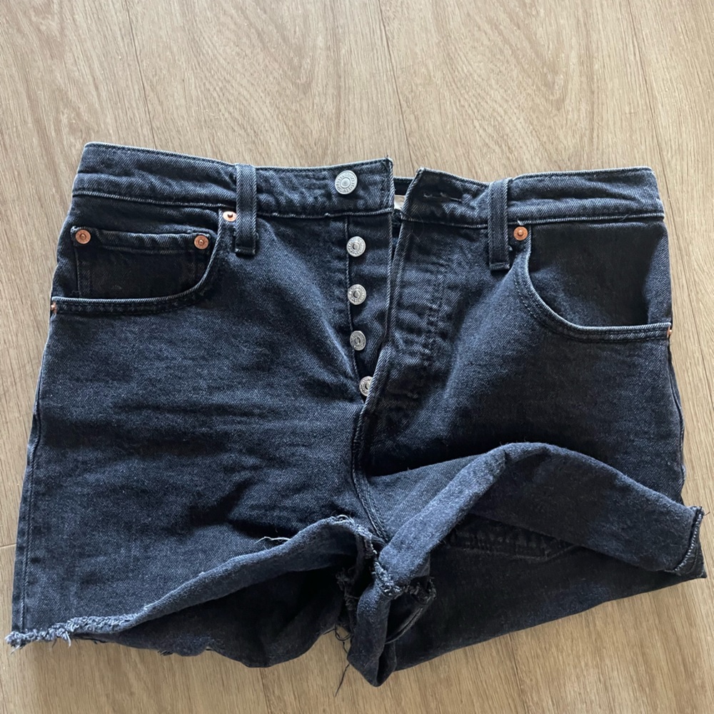 Rib cage size 30 Levi shorts